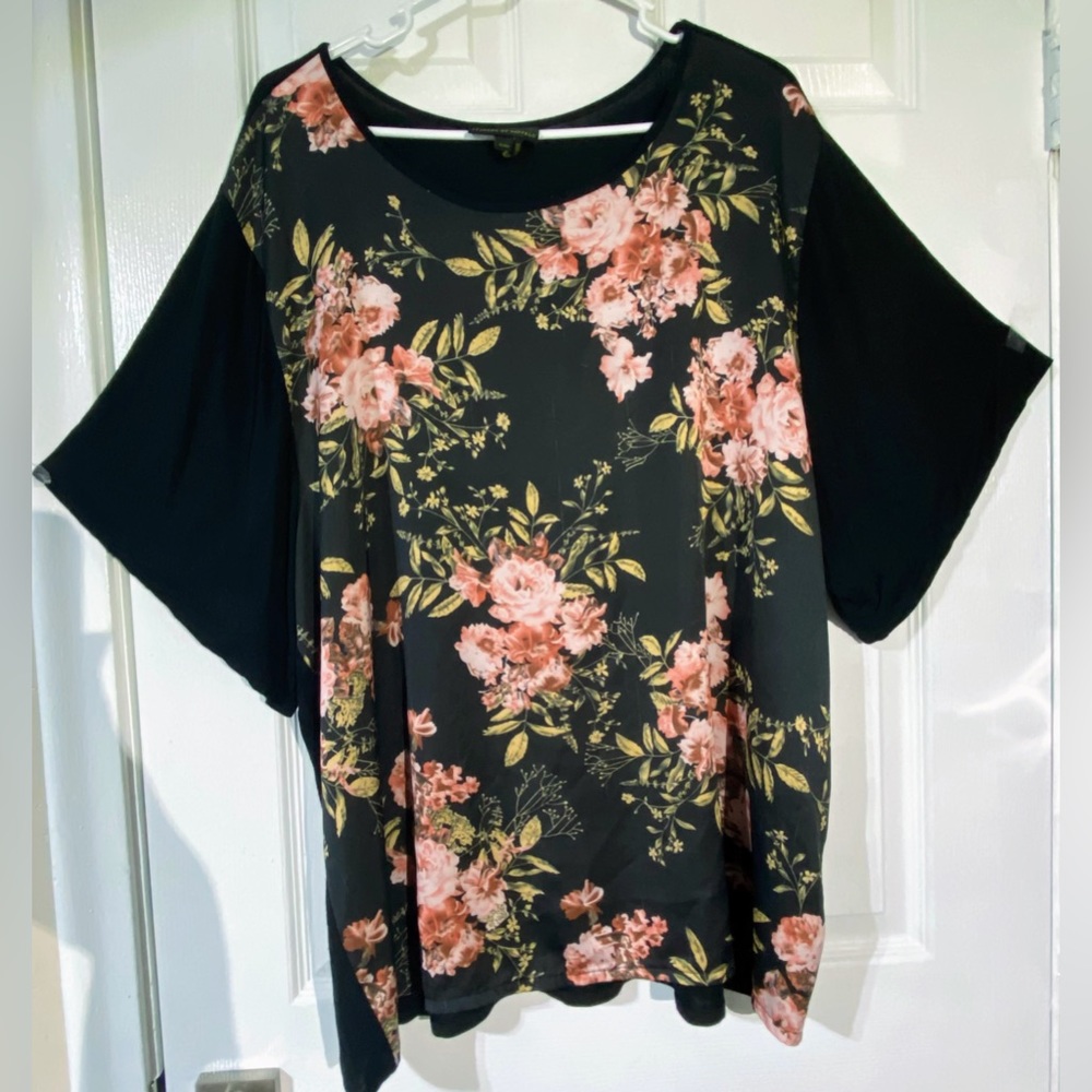 I Jeans by Buffalo women’s Black Floral Top size X-Large♦️SALE♦️